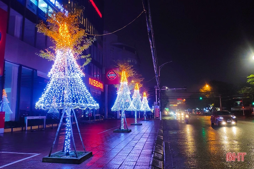 Thành phố Hà Tĩnh lung linh sắc màu đón Giáng sinh 