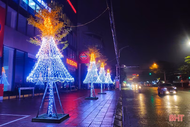 Thành phố Hà Tĩnh lung linh sắc màu đón Giáng sinh 