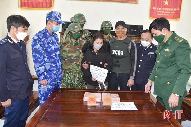 Hà Tĩnh: Bắt đối tượng nữ cùng đồng bọn vận chuyển 10 bánh heroin