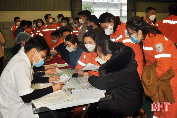 Hưởng ứng “Tuần lễ hồng EVN”, Điện lực Hà Tĩnh hiến tặng 131 đơn vị máu