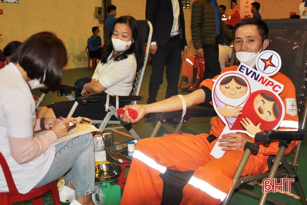Hưởng ứng “Tuần lễ hồng EVN”, Điện lực Hà Tĩnh hiến tặng 131 đơn vị máu