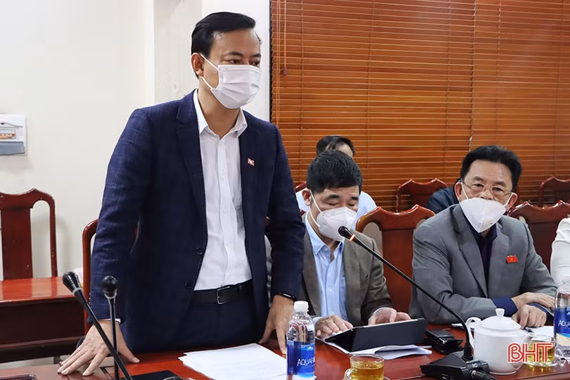 Tổ đại biểu HĐND tỉnh tại Cẩm Xuyên góp ý các tờ trình, dự thảo nghị quyết trình Kỳ họp thứ 4