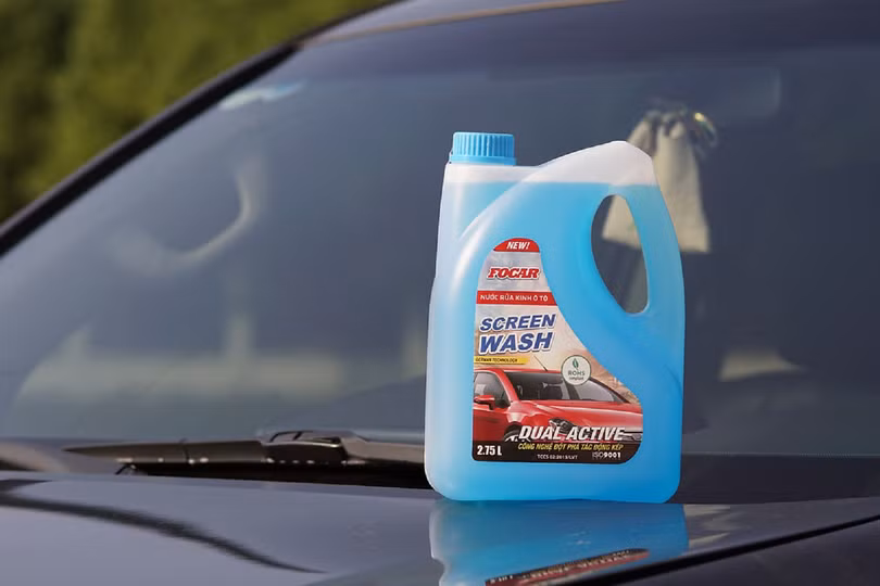 Có nên dùng nước lã để rửa kính ô tô?