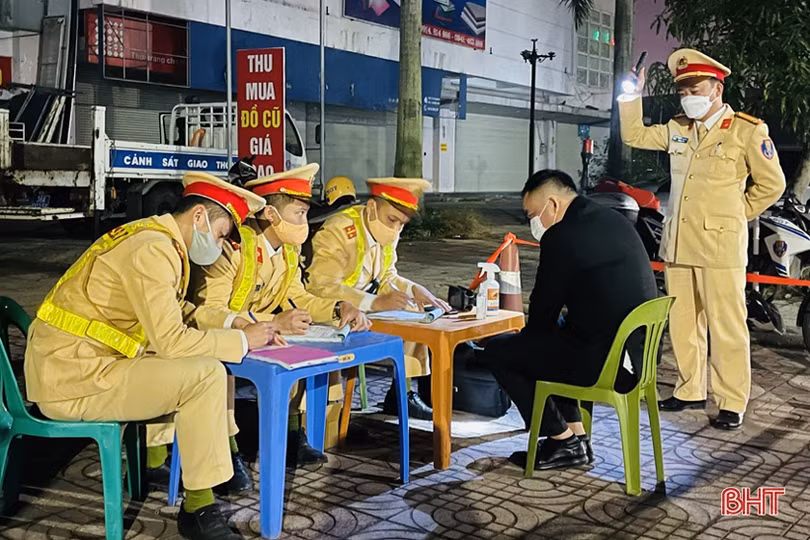 Hà Tĩnh: Giữa mùa dịch, nhiều tài xế vẫn vi phạm nồng độ cồn khi tham gia giao thông