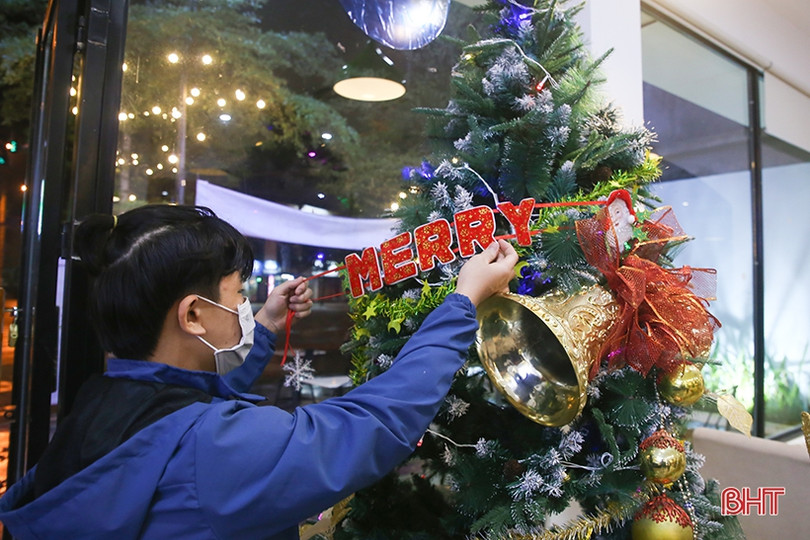 Thành phố Hà Tĩnh lung linh sắc màu đón Giáng sinh 