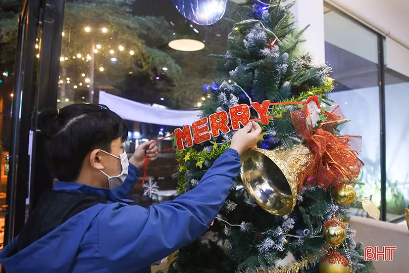 Thành phố Hà Tĩnh lung linh sắc màu đón Giáng sinh 