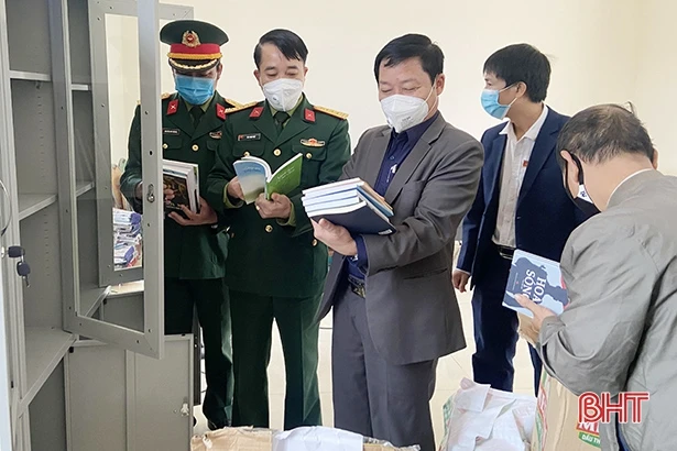 Bộ chỉ huy quân sự tỉnh tặng trang thiết bị văn phòng cho xã Phúc Đồng