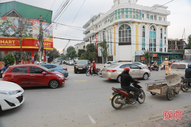 Giao thông ùn tắc vào cao điểm buổi sáng tại ngã 5 đường Vũ Quang