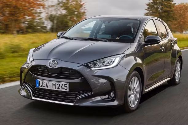 Mazda2 2022 - Toyota Yaris làm lại logo