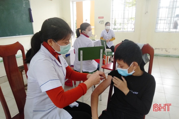 Lộc Hà tiêm vắc-xin phòng dịch COVID-19 cho hơn 4.200 học sinh THCS