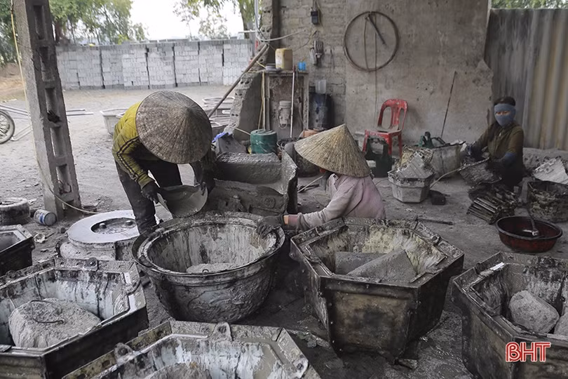 Cơ sở sản xuất chậu cây cảnh ở Hà Tĩnh tất bật vào vụ tết