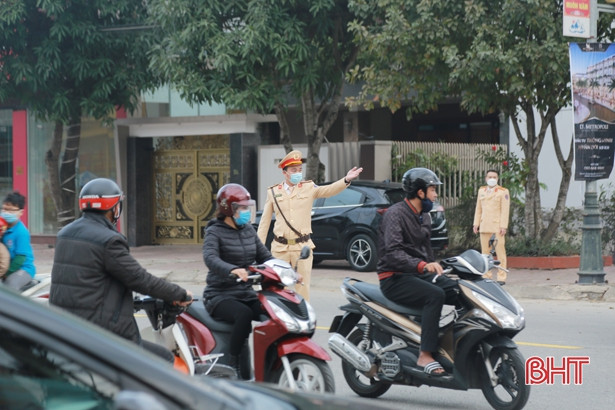 Giao thông ùn tắc vào cao điểm buổi sáng tại ngã 5 đường Vũ Quang