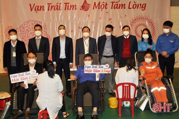 Hưởng ứng “Tuần lễ hồng EVN”, Điện lực Hà Tĩnh hiến tặng 131 đơn vị máu