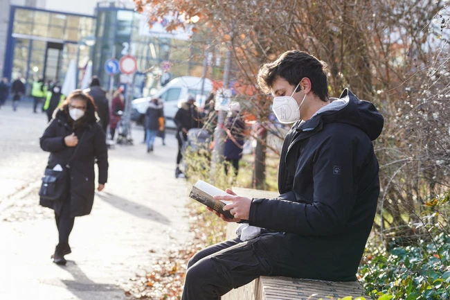 Nam giới có nguy cơ làm lây lan dịch COVID-19 cao hơn