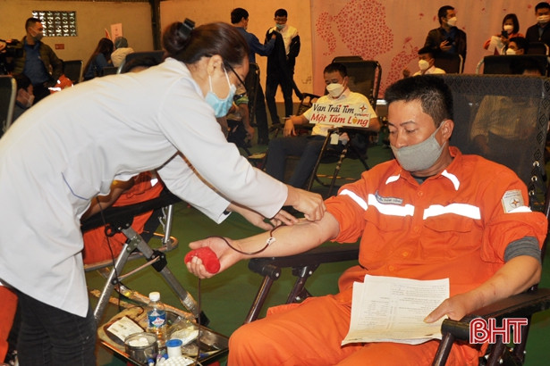 Hưởng ứng “Tuần lễ hồng EVN”, Điện lực Hà Tĩnh hiến tặng 131 đơn vị máu