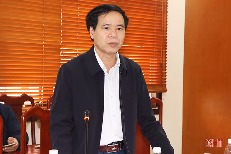 Tổ đại biểu HĐND tỉnh tại Cẩm Xuyên góp ý các tờ trình, dự thảo nghị quyết trình Kỳ họp thứ 4