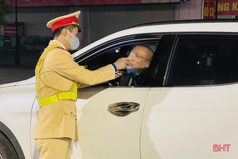 Hà Tĩnh: Giữa mùa dịch, nhiều tài xế vẫn vi phạm nồng độ cồn khi tham gia giao thông