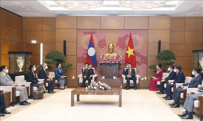 Chủ tịch Quốc hội Vương Đình Huệ đón và hội đàm với Chủ tịch Quốc hội Lào