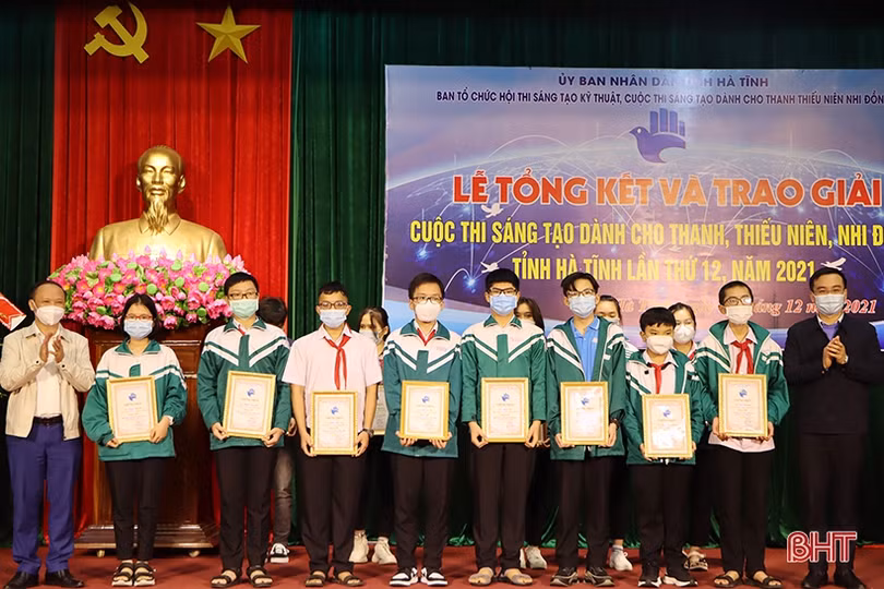 Trao thưởng 27 đề tài, giải pháp tham gia thi sáng tạo cấp tỉnh Hà Tĩnh