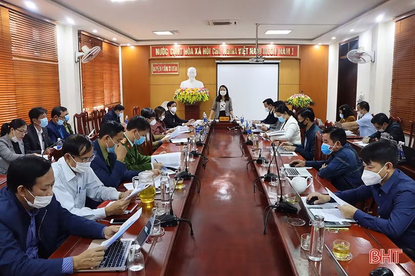 Tổ đại biểu HĐND tỉnh tại Cẩm Xuyên góp ý các tờ trình, dự thảo nghị quyết trình Kỳ họp thứ 4