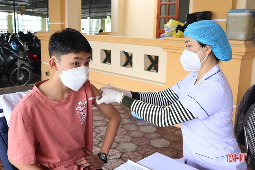 Các địa phương Hà Tĩnh tiếp tục tiêm phòng COVID-19 cho người từ 12 đến dưới 18 tuổi