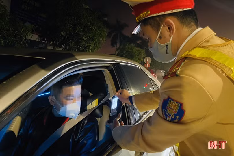 Hà Tĩnh: Giữa mùa dịch, nhiều tài xế vẫn vi phạm nồng độ cồn khi tham gia giao thông