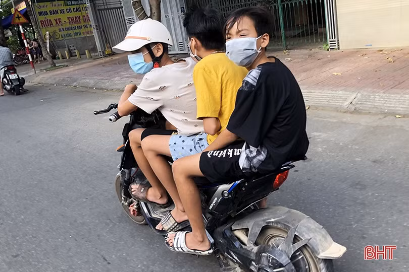 Học sinh Hà Tĩnh điều khiển xe máy điện: Hiểm họa khó lường...