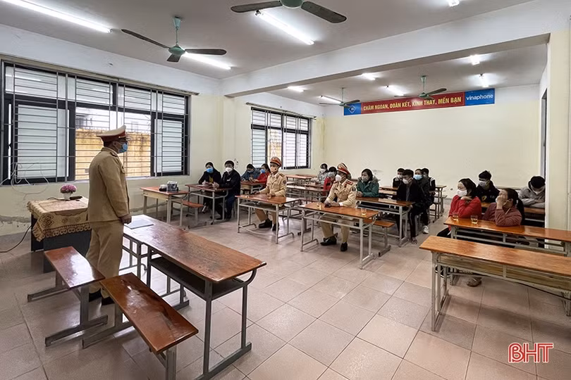 Học sinh Hà Tĩnh điều khiển xe máy điện: Hiểm họa khó lường...