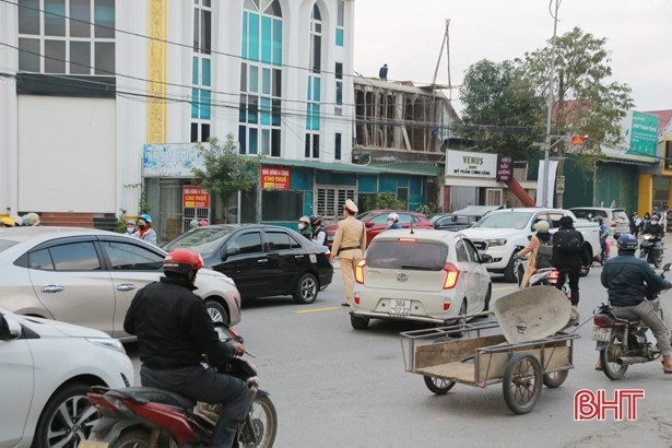 Giao thông ùn tắc vào cao điểm buổi sáng tại ngã 5 đường Vũ Quang