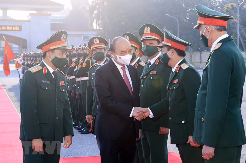 Chủ tịch nước Nguyễn Xuân Phúc thăm, làm việc tại Quân khu 4