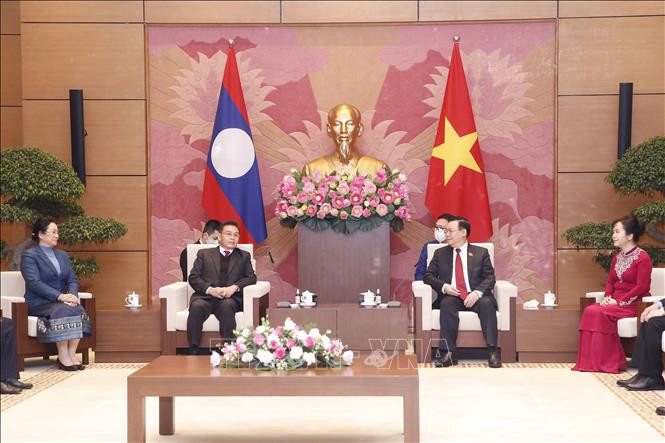 Chủ tịch Quốc hội Vương Đình Huệ đón và hội đàm với Chủ tịch Quốc hội Lào