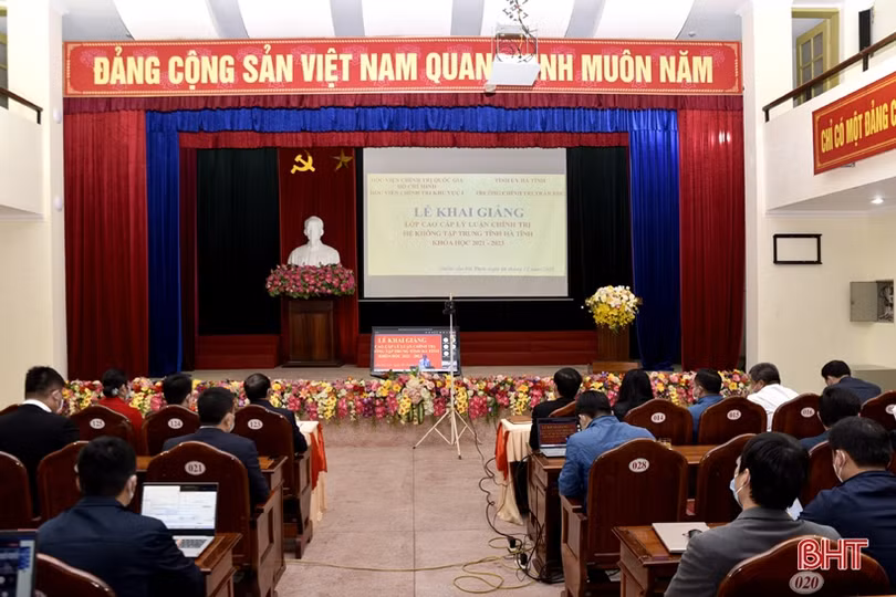60 học viên Hà Tĩnh tham gia lớp Cao cấp lý luận chính trị, khoá học 2021-2023