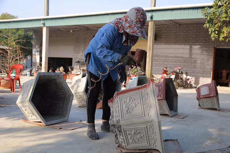 Cơ sở sản xuất chậu cây cảnh ở Hà Tĩnh tất bật vào vụ tết