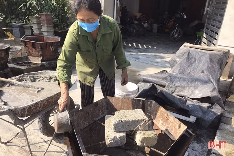 Cơ sở sản xuất chậu cây cảnh ở Hà Tĩnh tất bật vào vụ tết