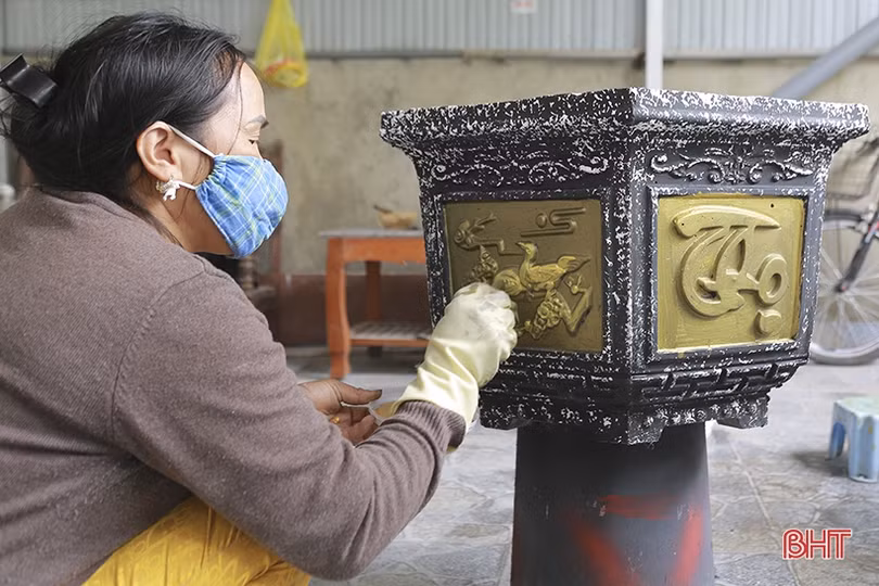 Cơ sở sản xuất chậu cây cảnh ở Hà Tĩnh tất bật vào vụ tết