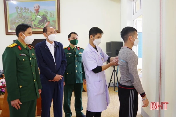 350 thanh niên TP Hà Tĩnh tham gia khám tuyển nhập ngũ