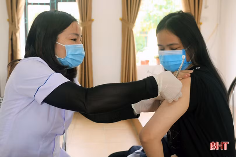 Các địa phương Hà Tĩnh tiếp tục tiêm phòng COVID-19 cho người từ 12 đến dưới 18 tuổi