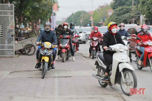 Giao thông ùn tắc vào cao điểm buổi sáng tại ngã 5 đường Vũ Quang