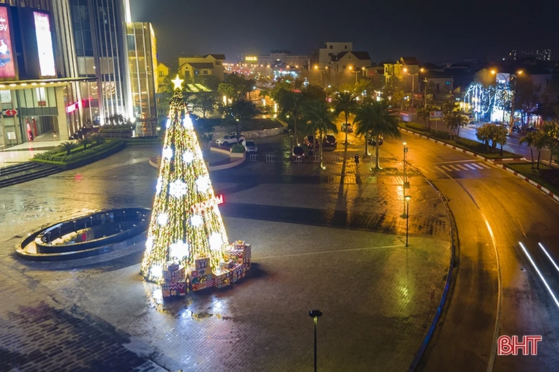 Thành phố Hà Tĩnh lung linh sắc màu đón Giáng sinh 