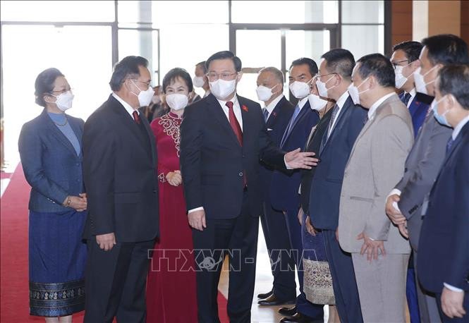 Chủ tịch Quốc hội Vương Đình Huệ đón và hội đàm với Chủ tịch Quốc hội Lào