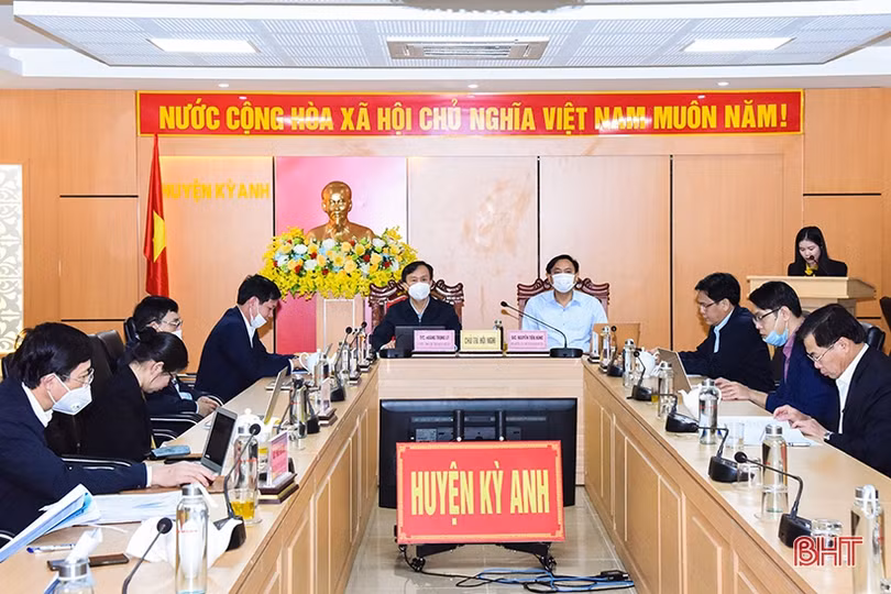 Các tổ đại biểu HĐND tỉnh Hà Tĩnh thảo luận, góp ý trước Kỳ họp thứ 4