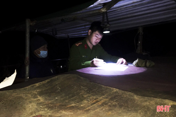 Bắt giữ sà lan khai thác cát trái phép trên sông La