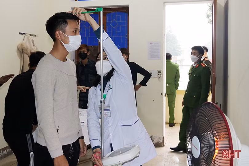 Thanh niên các địa phương tham gia khám tuyển nghĩa vụ quân sự