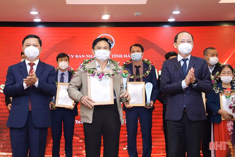 Hà Tĩnh trao chứng nhận cho các sản phẩm công nghiệp nông thôn tiêu biểu năm 2021