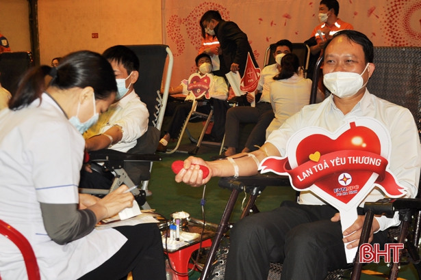 Hưởng ứng “Tuần lễ hồng EVN”, Điện lực Hà Tĩnh hiến tặng 131 đơn vị máu