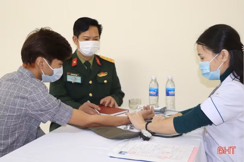 Thanh niên các địa phương tham gia khám tuyển nghĩa vụ quân sự