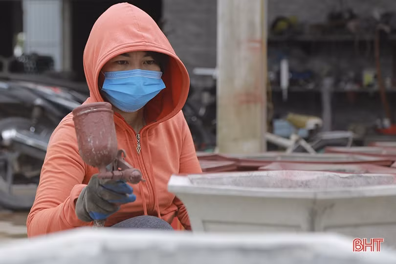 Cơ sở sản xuất chậu cây cảnh ở Hà Tĩnh tất bật vào vụ tết