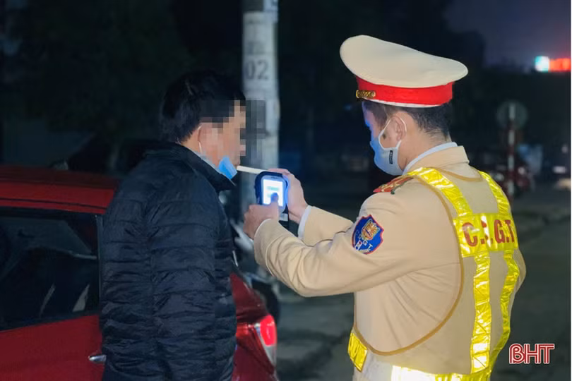Hà Tĩnh: Giữa mùa dịch, nhiều tài xế vẫn vi phạm nồng độ cồn khi tham gia giao thông
