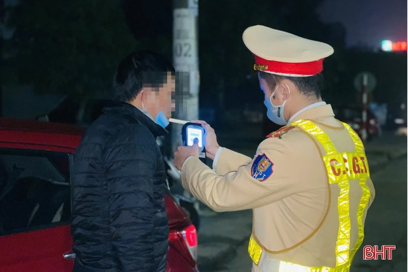 Hà Tĩnh: Giữa mùa dịch, nhiều tài xế vẫn vi phạm nồng độ cồn khi tham gia giao thông