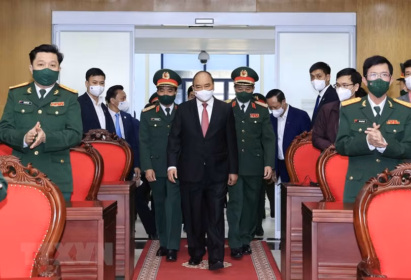 Chủ tịch nước Nguyễn Xuân Phúc thăm, làm việc tại Quân khu 4